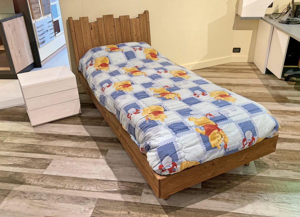 5350609 Letto e comodino abete moderni