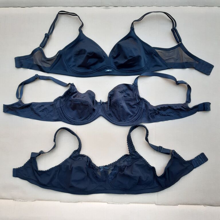 5348988 Tre reggiseni usati 